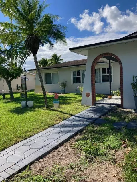 1840 N Hiatus Rd, Pembroke Pines, FL 33026