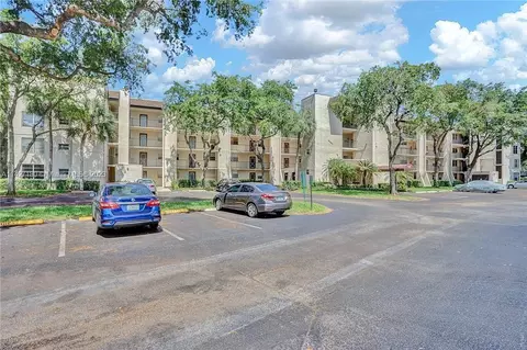 9470 Poinciana Pl #409, Davie, FL 33324