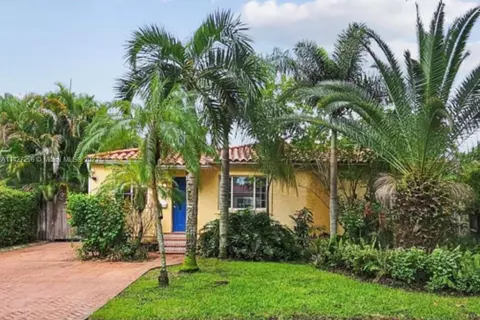557 La Villa Dr, Miami Springs, FL 33166