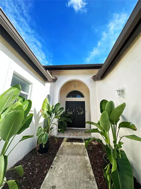15462 SW 274th St, Homestead, FL 33032