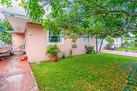 565 NW 97th St, Miami, FL 33150