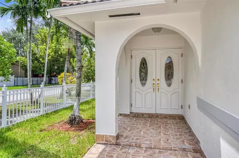 3202 W 77th Pl, Hialeah, FL 33018 photo 2