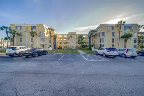 952 NE 199th St #2J, Miami, FL 33179