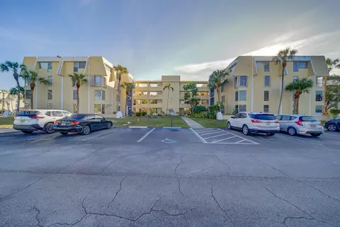 952 NE 199th St #2J, Miami, FL 33179
