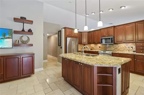 10781 NW 18th Dr, Plantation, FL 33322