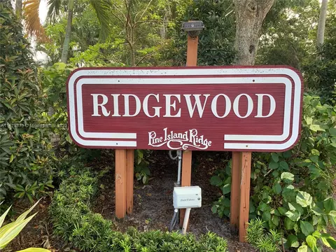9152 SW 23rd St #B, Davie, FL 33324