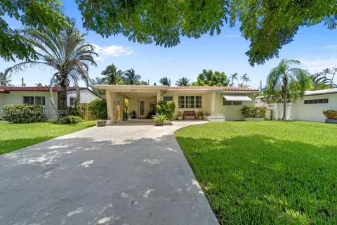 1023 N Golf Dr, Hollywood, FL 33021