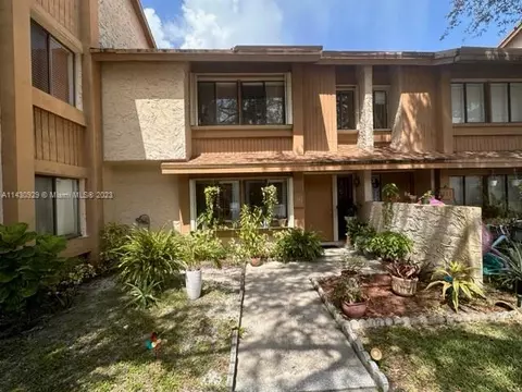 242 Wimbledon Lake Dr #17, Plantation, FL 33324
