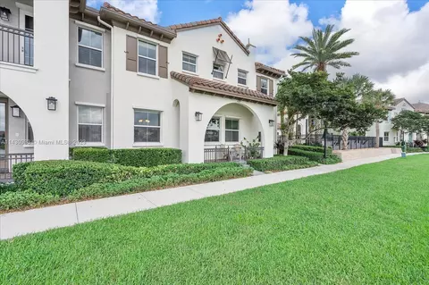 4255 Cascada Cir, Hollywood, FL 33024