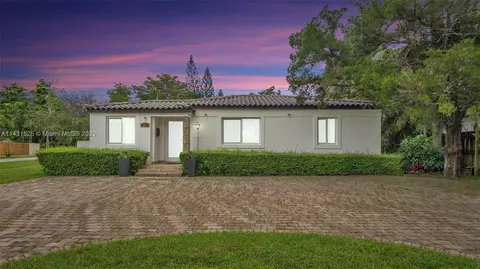 601 La Villa Dr, Miami Springs, FL 33166