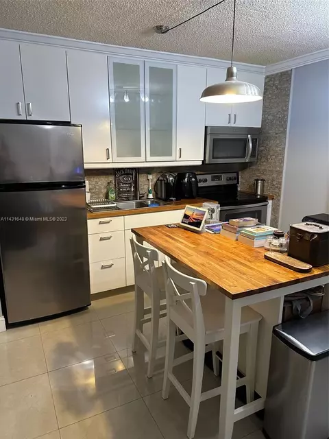 130 S Shore Dr #2B, Miami Beach, FL 33141