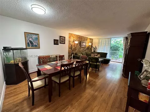 8411 NW 8th St #211, Miami, FL 33126
