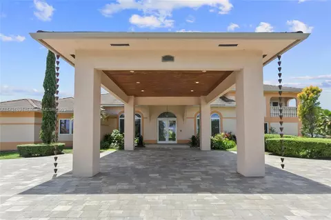 9880 NW 137th St, Hialeah Gardens, FL 33018