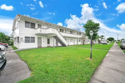 52 NE 204th St #9, Miami Gardens, FL 33179