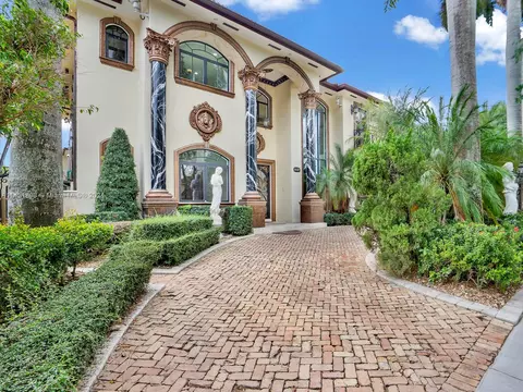 8618 NW 168th Ter, Miami Lakes, FL 33016