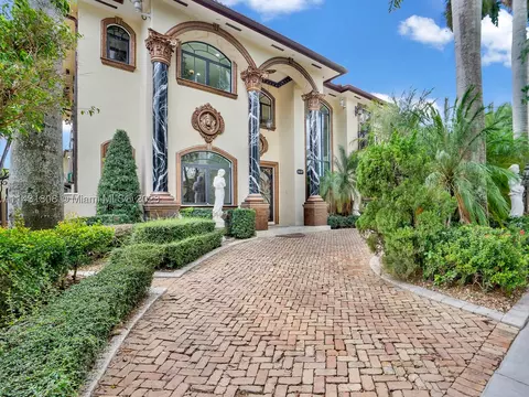 8618 NW 168th Ter, Miami Lakes, FL 33016