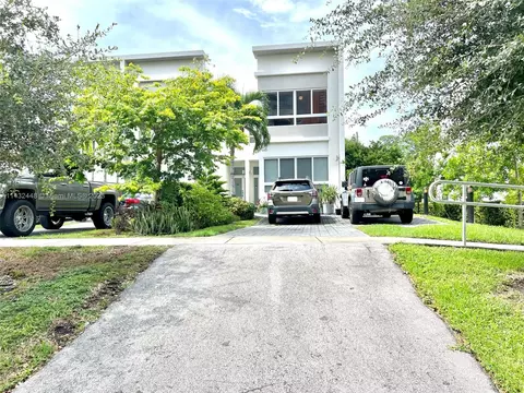 2485 NE 135th St, North Miami, FL 33181