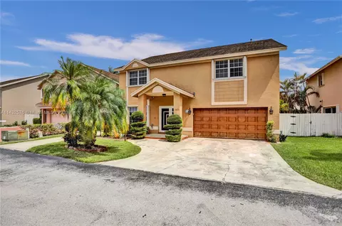7825 NW 192nd St, Hialeah, FL 33015