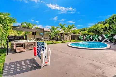 14830 N Spur Dr, Miami, FL 33161