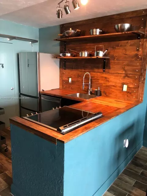 2899 Collins Ave #1010, Miami Beach, FL 33140