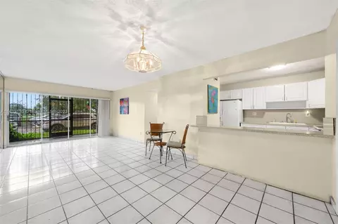 9140 Fontainebleau Blvd #104, Miami, FL 33172