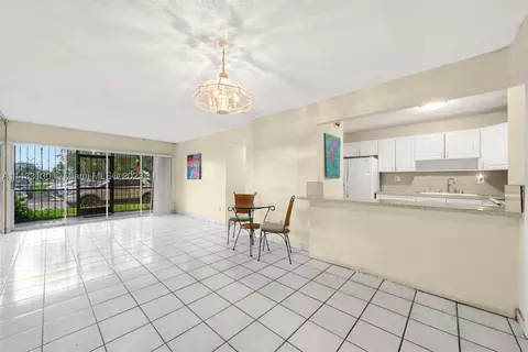 9140 Fontainebleau Blvd #104, Miami, FL 33172