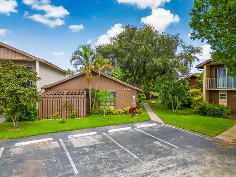 2239 Nova Village Dr, Davie, FL 33317