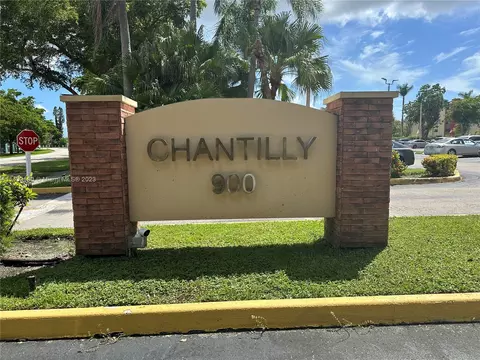 900 NE 195th St #214, Miami, FL 33179