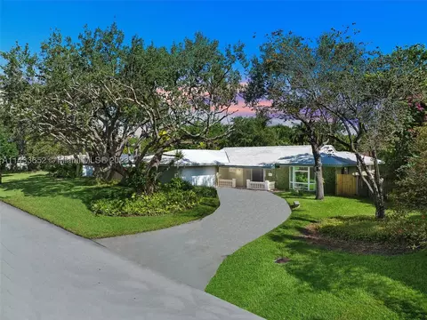 8725 SW 161st St, Palmetto Bay, FL 33157