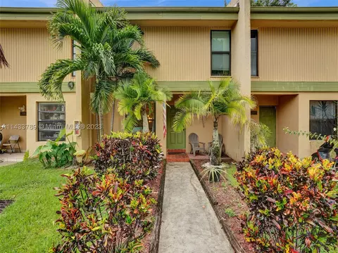9230 NW 14th St #271, Pembroke Pines, FL 33024