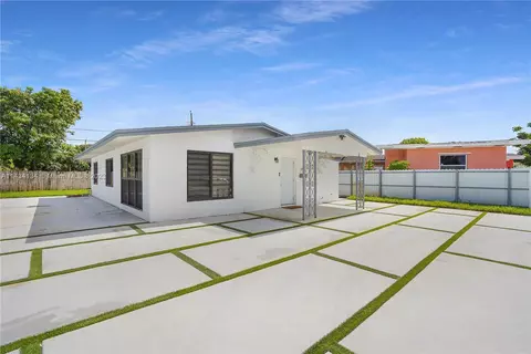 690 SE 3rd Pl, Hialeah, FL 33010