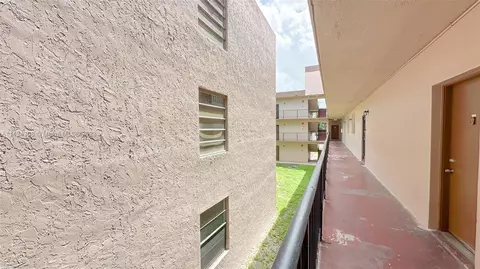 1900 W 68th St #D202, Hialeah, FL 33014 photo 18