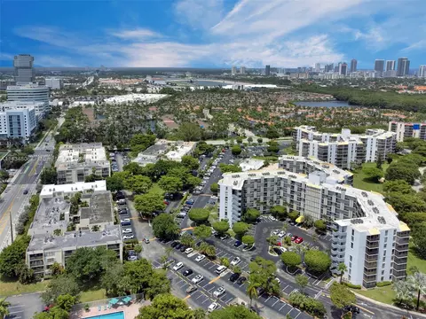 20400 W Country Club Dr #116, Aventura, FL 33180