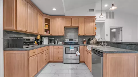 913 NE 5th St, Pompano Beach, FL 33060