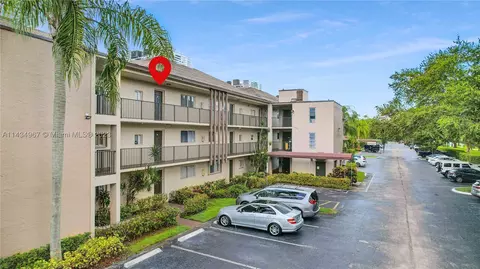 7710 NW 50th St #302, Lauderhill, FL 33351