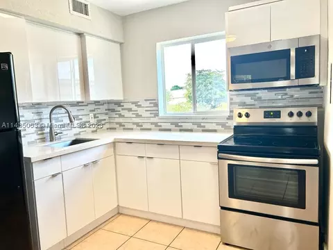2330 NW 11th St #19, Miami, FL 33125