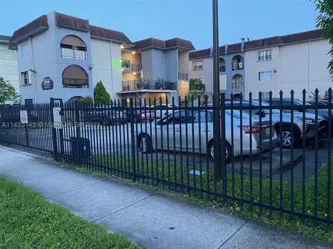 300 W 74th Pl #205, Hialeah, FL 33014