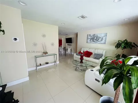 635 W 72nd Pl, Hialeah, FL 33014 photo 1