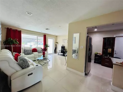 635 W 72nd Pl, Hialeah, FL 33014 photo 2