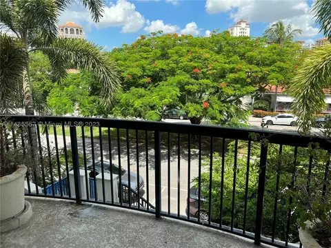 50 Alhambra Cir #TH-103, Coral Gables, FL 33134