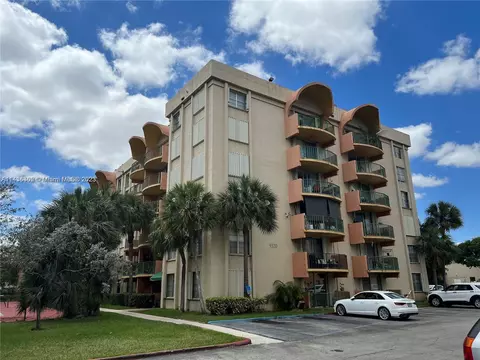 9320 Fontainebleau Blvd #301, Miami, FL 33172
