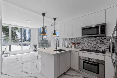 300 S Biscayne Blvd #T-1411, Miami, FL 33131