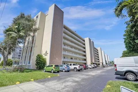 1001 NE 14th Ave #401, Hallandale Beach, FL 33009