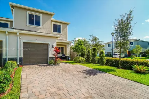 895 SE 17th Ct, Homestead, FL 33034