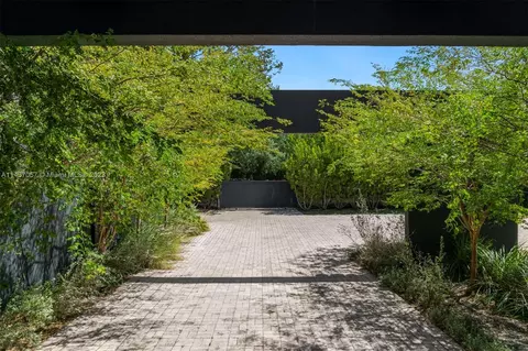 9800 E Suburban Dr, Pinecrest, FL 33156