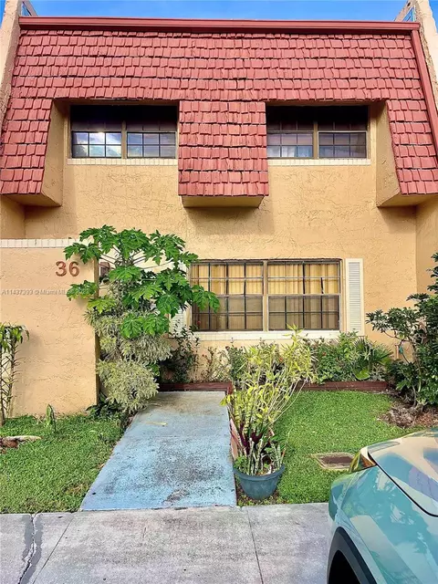 36 Spinning Wheel Ln #36, Tamarac, FL 33319