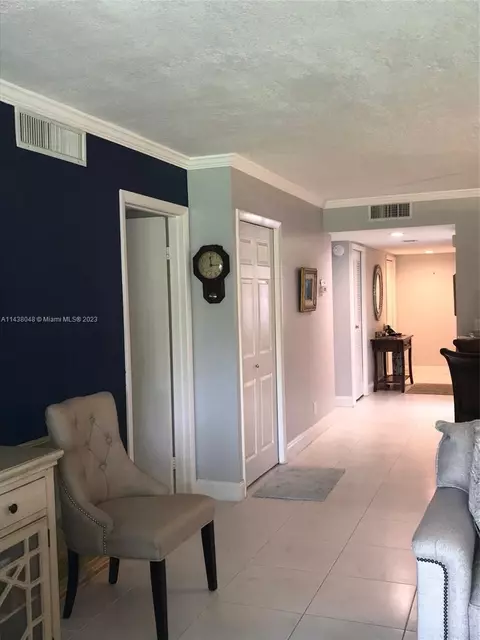 437 Lakeview Dr #105, Weston, FL 33326