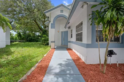 9952 SW 16th St, Pembroke Pines, FL 33025