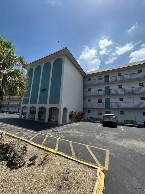 4311 Crystal Lake Dr #212, Pompano Beach, FL 33064