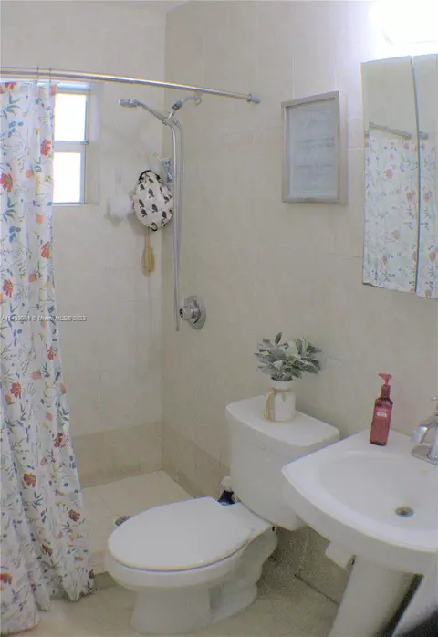 81 E 54th St, Hialeah, FL 33013 photo 10